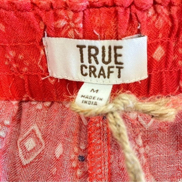 NWT True Craft Women's Medium red abstract print elastic waist frayed hem shorts - Picture 7 of 8